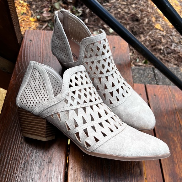 MAURICES DEVYN TAN PERFERATED LASER CUT BOOTIES SIZE 8.5 - Picture 1 of 14